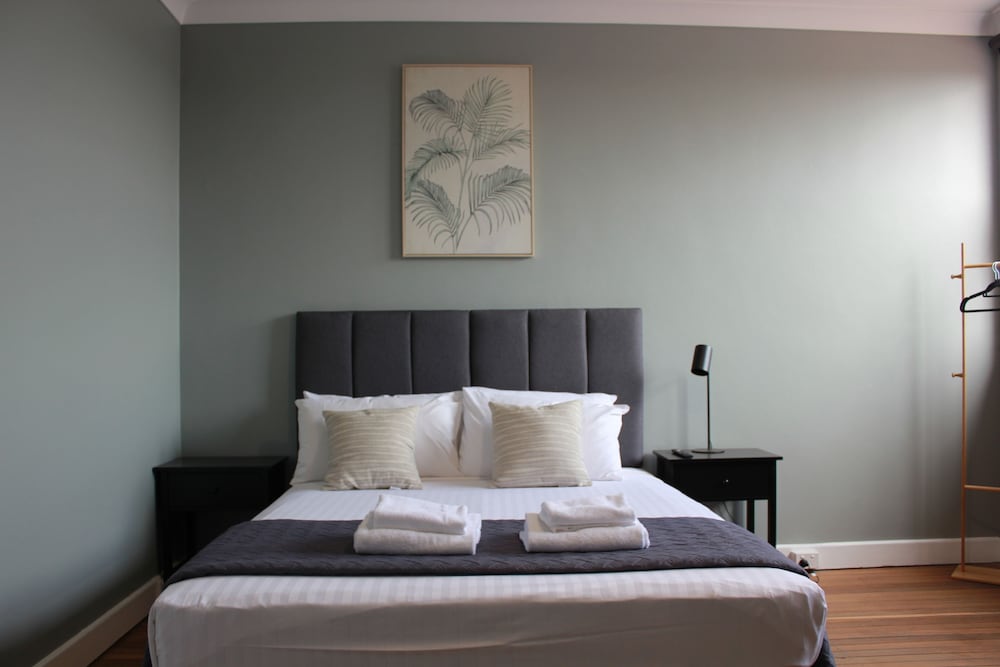 Queen Room (Shared Bathroom) photo 1
