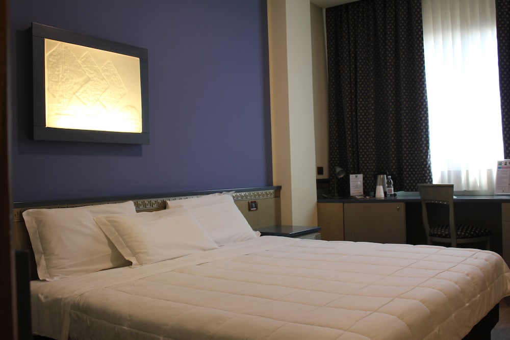 Standard Room, Multiple Beds - Photo 3