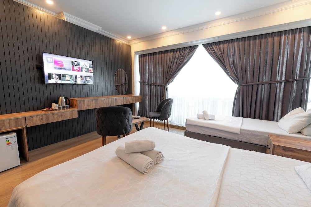 Classic Triple Room, City View photo 1