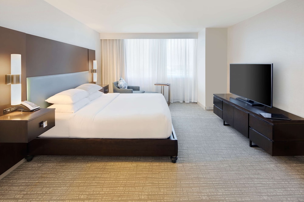 Suite, 1 King Bed, Non Smoking, Balcony (Extras Upgrade)