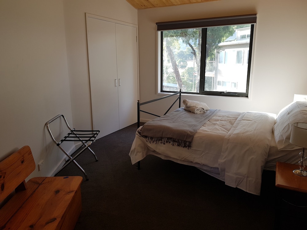 5-Bedroom House (2 Queens, 2 Double, 1 Tri-Bunk) photo 1