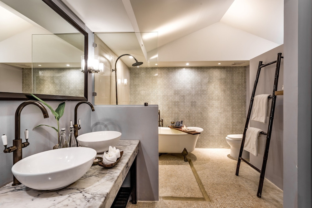 Suite (Outdoor Jacuzzi) - Photo 8