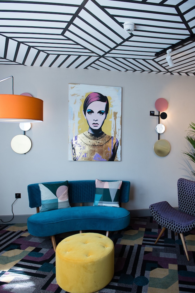 Signature Suite - Photo 4