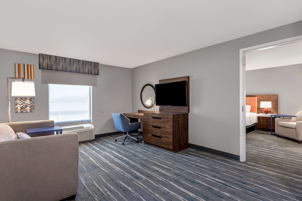 Two room king suite lr one bath photo 3