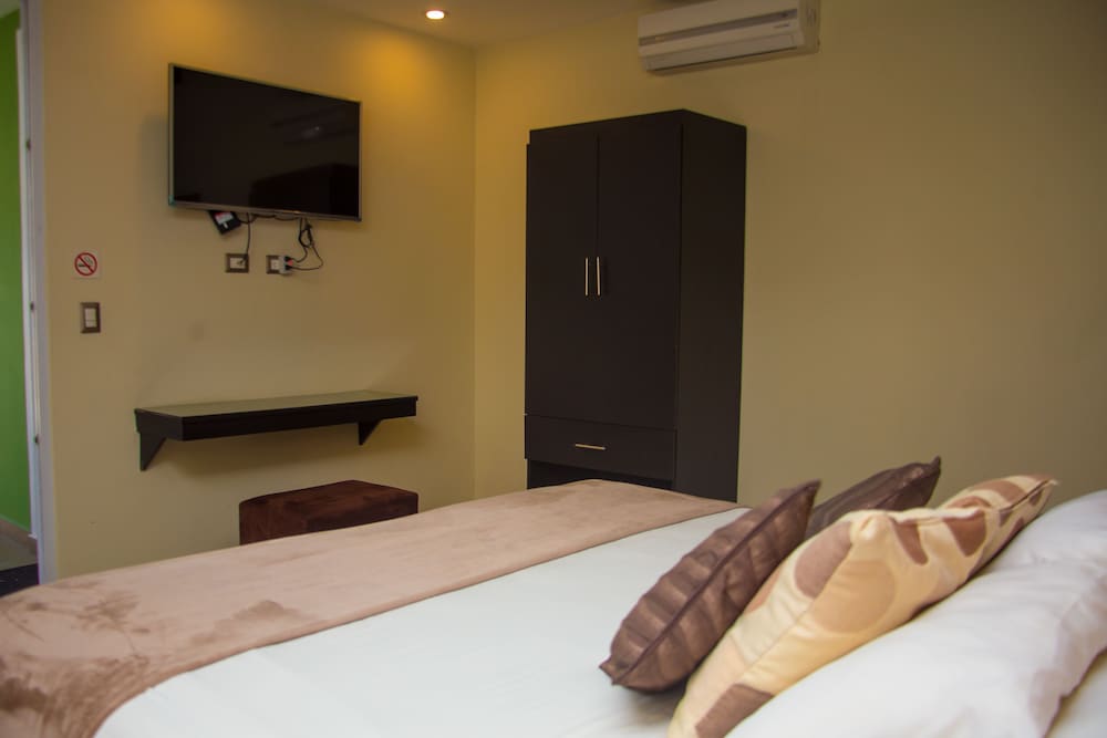 Superior Suite, 1 King Bed, Ground Floor photo 2