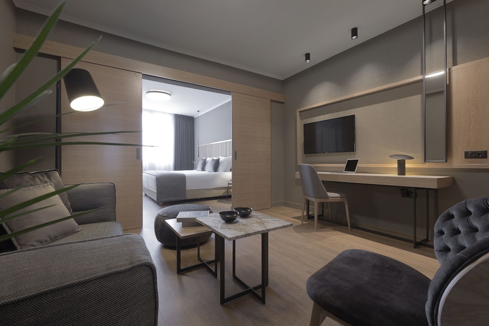 Executive Suite - Photo 3