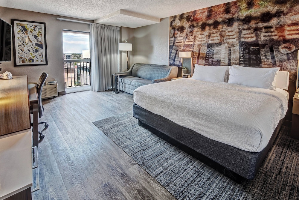 Room, 1 King Bed, Balcony (Hearing Accessible) photo 2