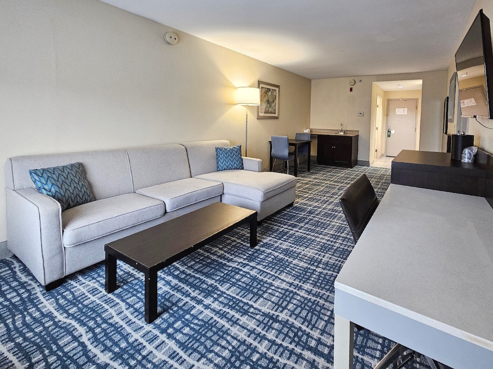 Suite, 1 King Bed (Additional Living and Dining Area) - Photo 9