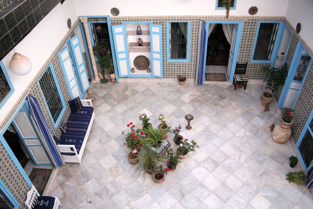 Suite, 2 Twin Beds, Non Smoking, Courtyard View (Suite Des Filles) photo 2