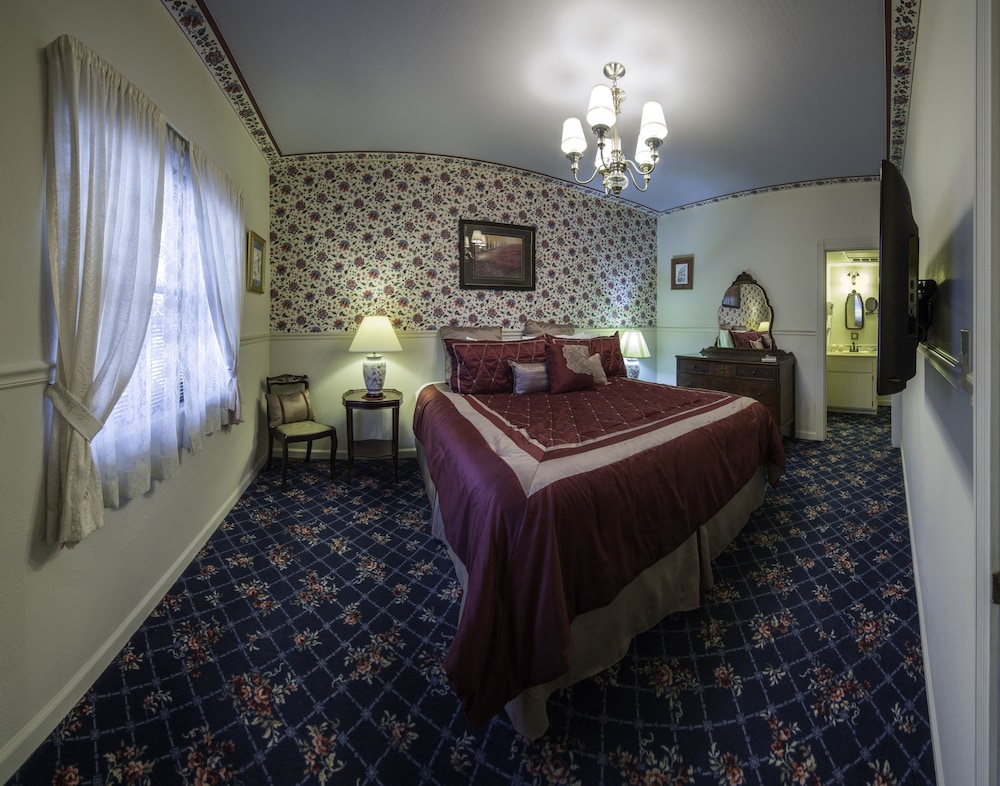 Superior Suite, 1 King Bed, Kitchenette - Photo 3