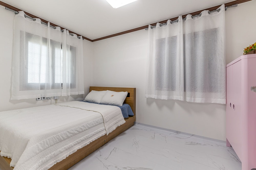Room (Lavender) photo 1