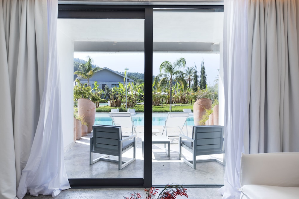 Deluxe Pool Access Twin Room