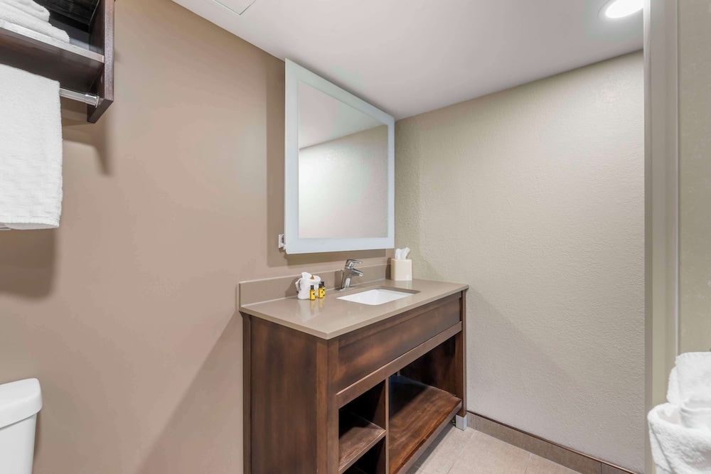 Standard Room, 2 Queen Beds, Non Smoking, Refrigerator & Microwave (2nd Floor) - Photo 4