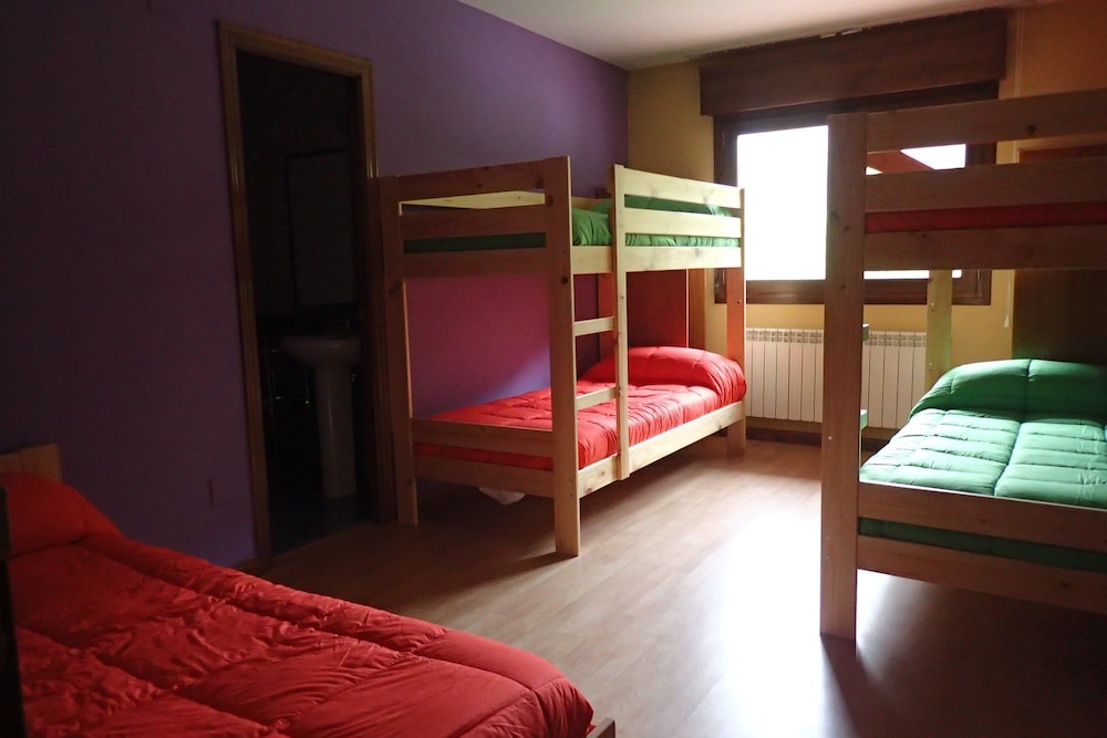 Dormitorio compartido, Dormitorio mixto, Baño compartido (1 cama en un dormitorio de 12 camas)