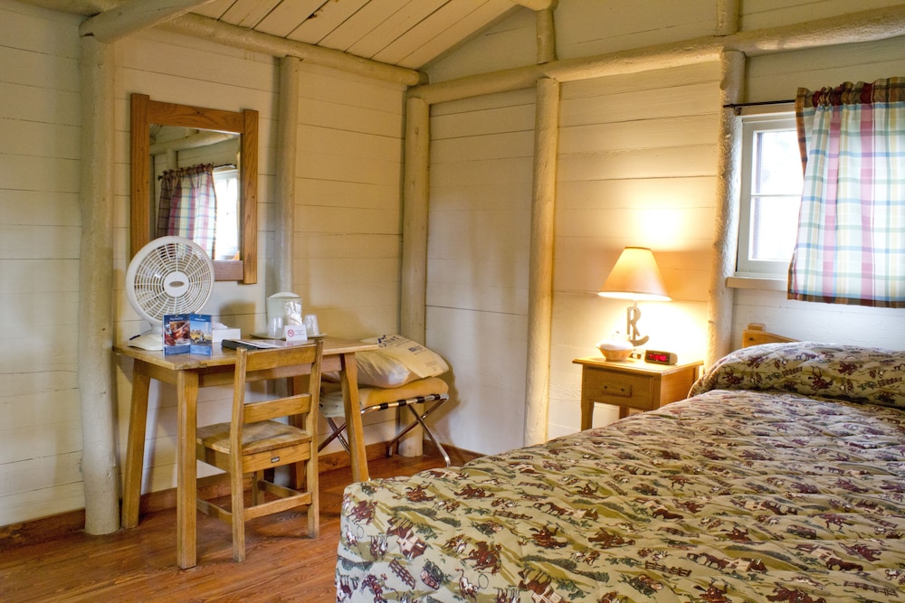 Roughrider Cabin 1 Double / No Bath photo 2