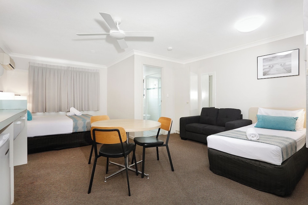 Motel Room (1 Queen Bed + 1 Single Bed) photo 1