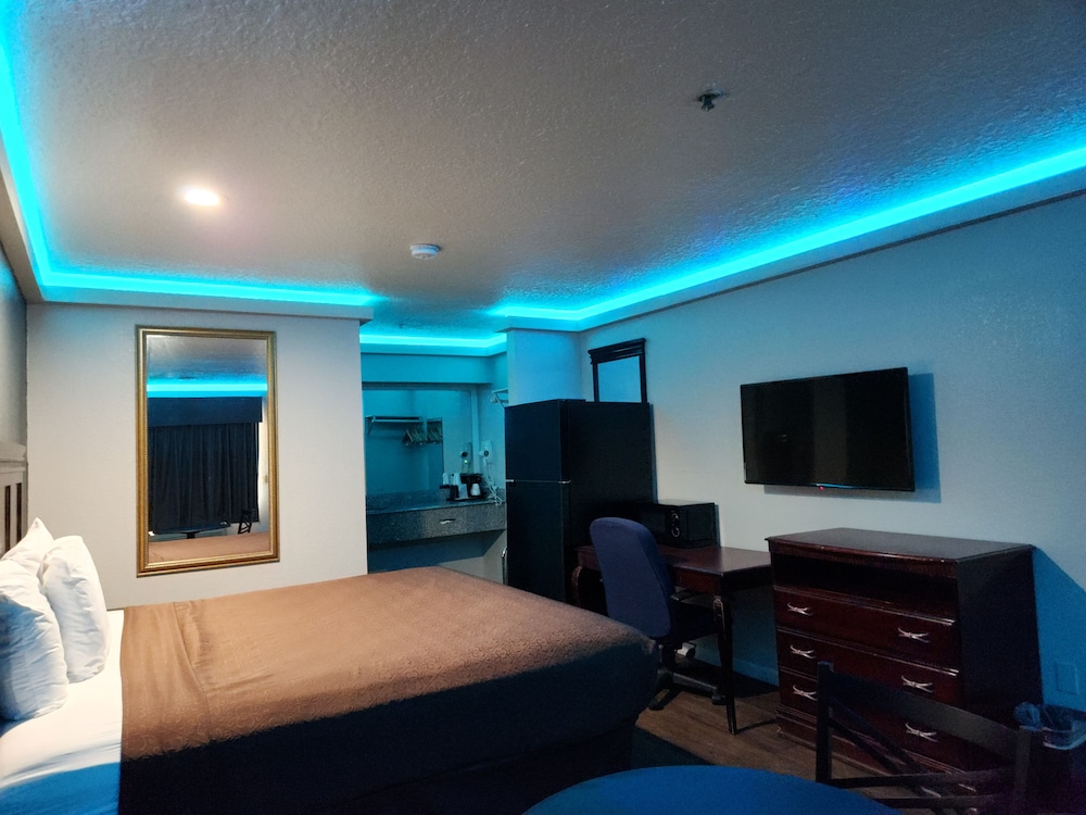 Deluxe Room, 1 King Bed, Smoking, Refrigerator & Microwave - Photo 1