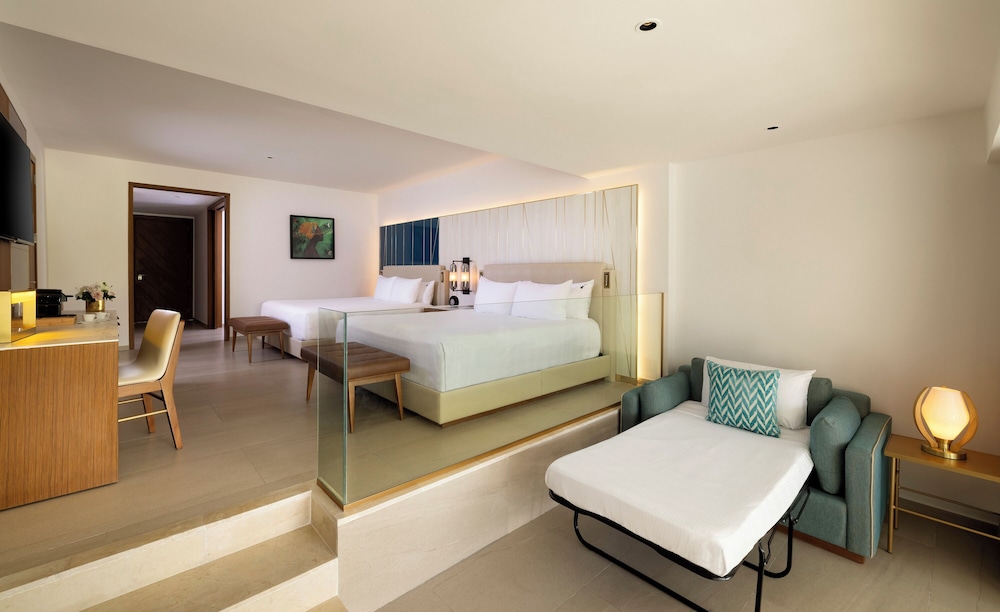 Islander Junior Suite Two King Beds & Sofa Bed thumbnail 5