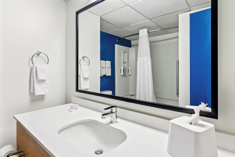 Room, 1 King Bed, Accessible, Bathtub (Mobility) photo 3