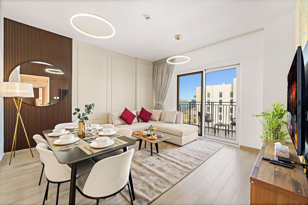 Premier Apartment, Balcony, Partial Lake View