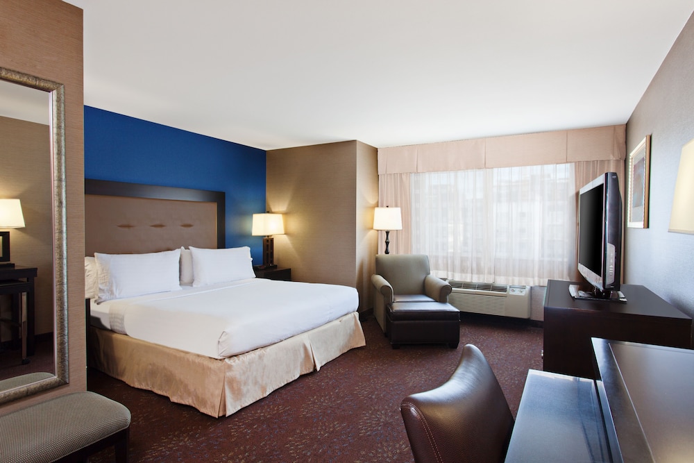 Room, 1 Queen Bed, Roll-in Shower, Non Smoking (Communications Accessible)