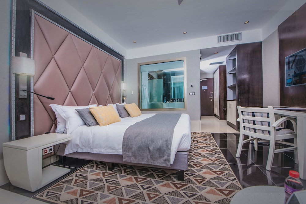 Deluxe Double Room - Photo 8
