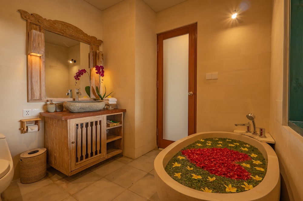 Deluxe Room, 1 King Bed, Hill View - Photo 2