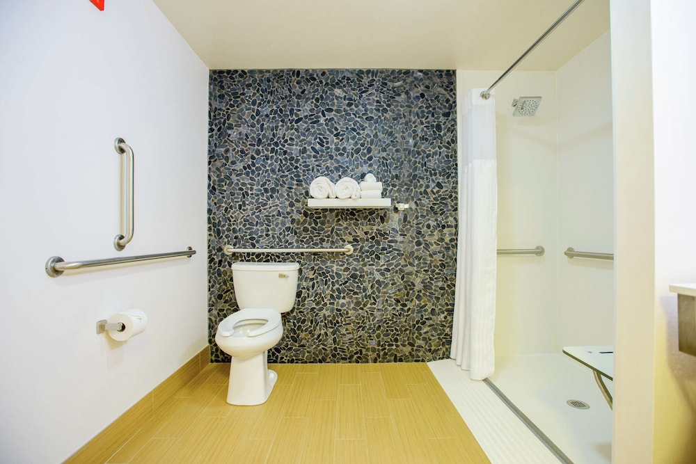 Junior Suite, 1 King Bed, Accessible - Photo 3