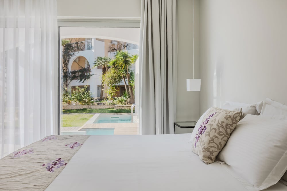 Superior Studio Suite, Pool Access photo 1