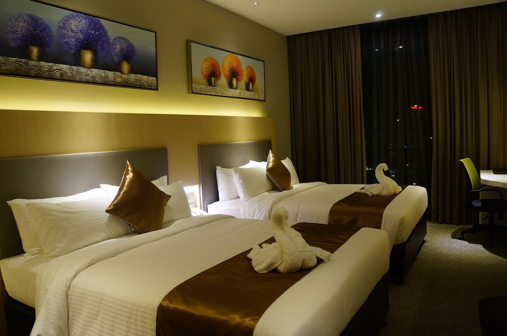 Premier Room, 2 Queen Beds photo 3