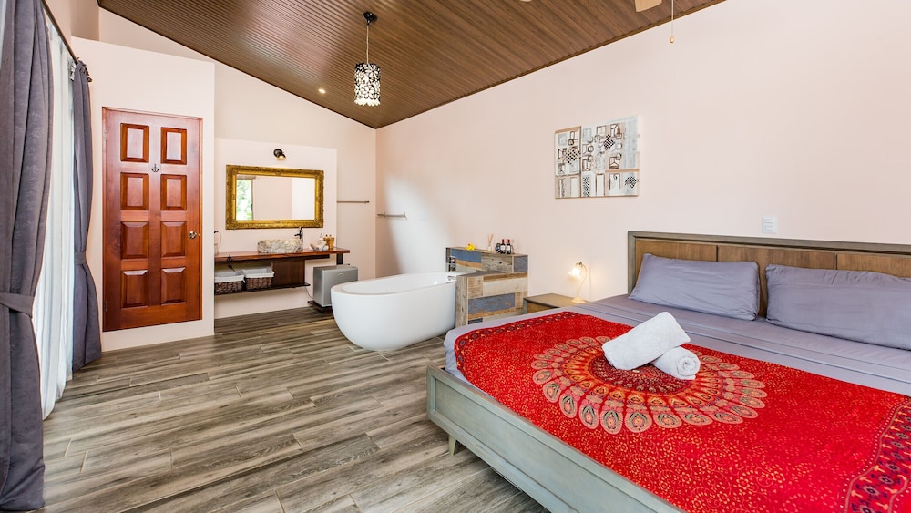 Deluxe Suite, 1 King Bed, Balcony
