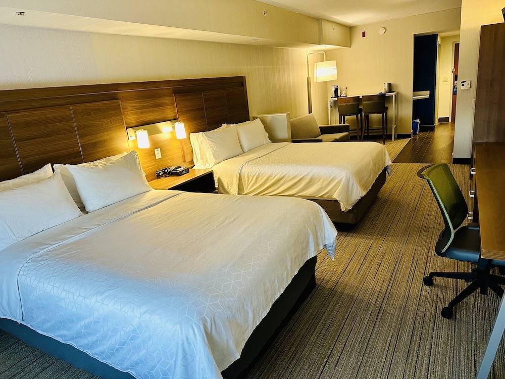 Suite, Multiple Beds - Photo 2