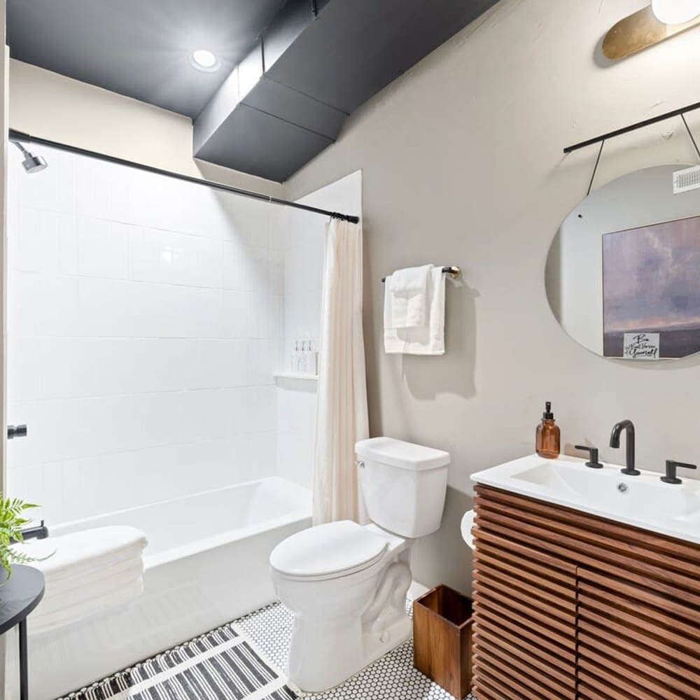 Chic 4-bedroom Haven Designer s Dream Home, Photo 51