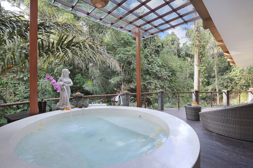 Royal Suite with Jacuzzi (with Daily Afternoon Tea)