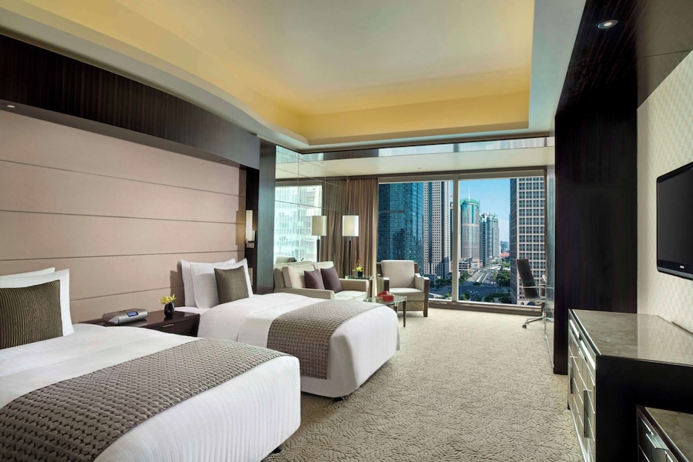 Grand Club Skyline View Twin Room