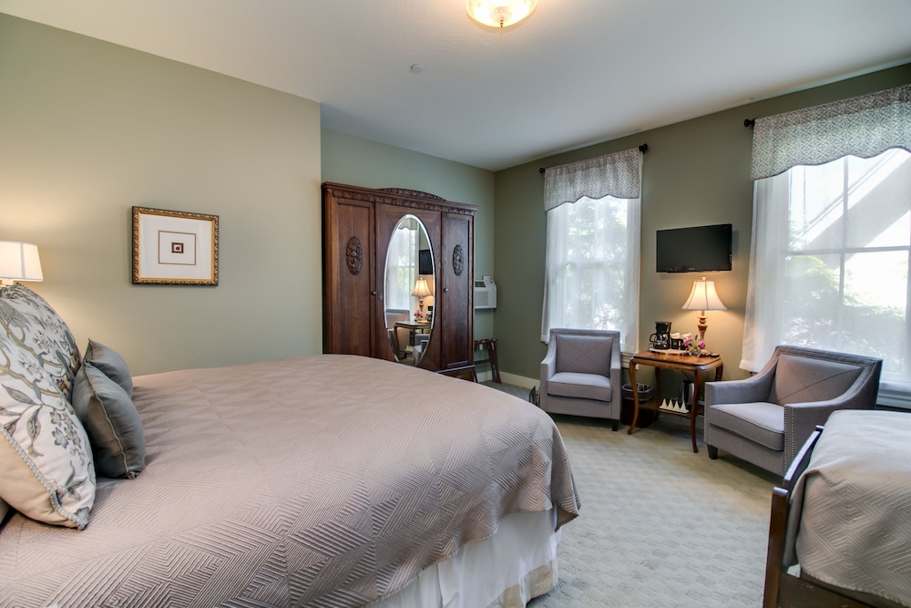 Double Room (Queen Anne)