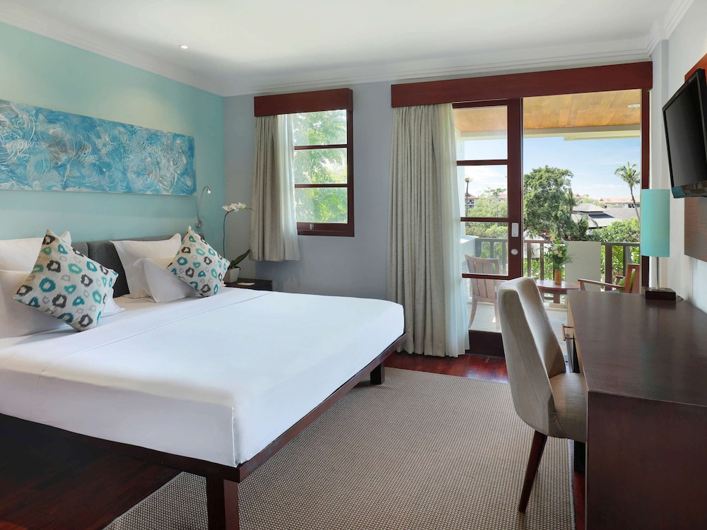 Deluxe Room, 1 King Bed, Balcony, Pool View - Photo 6