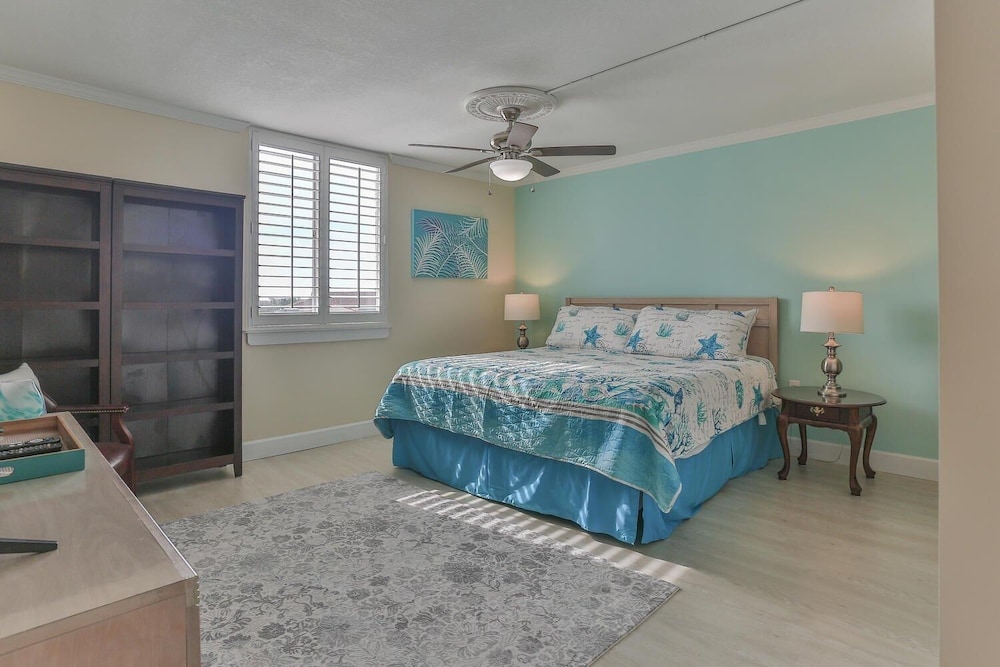 Condo, Multiple Beds, Bay View (Dolphin Point 402C) photo 1
