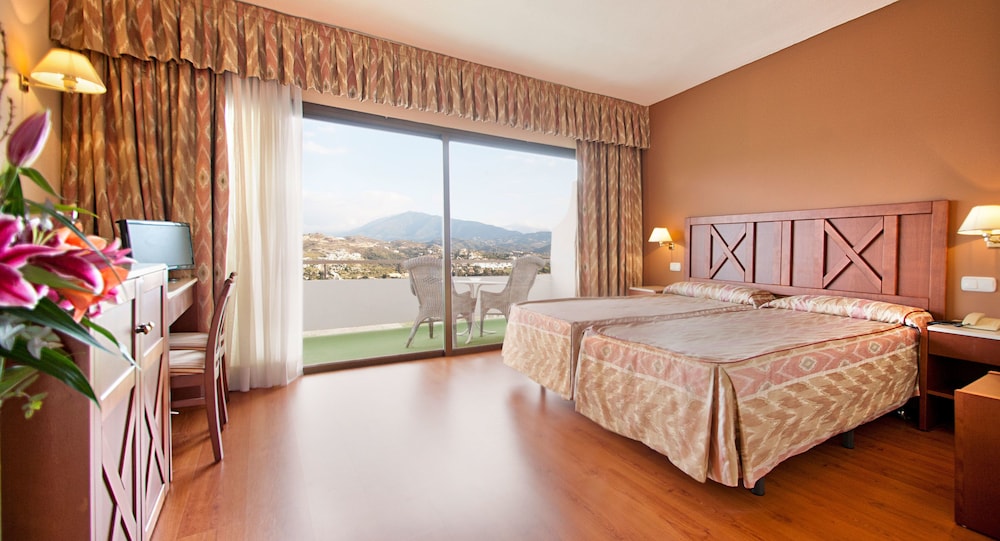 habitación con 1 cama doble o 2 individuales + 1 cama extra vistas al mar (2 adultos + 1 niño)