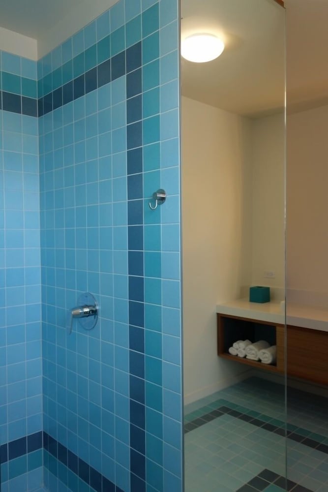Deluxe Room, 1 King Bed, Accessible thumbnail 5