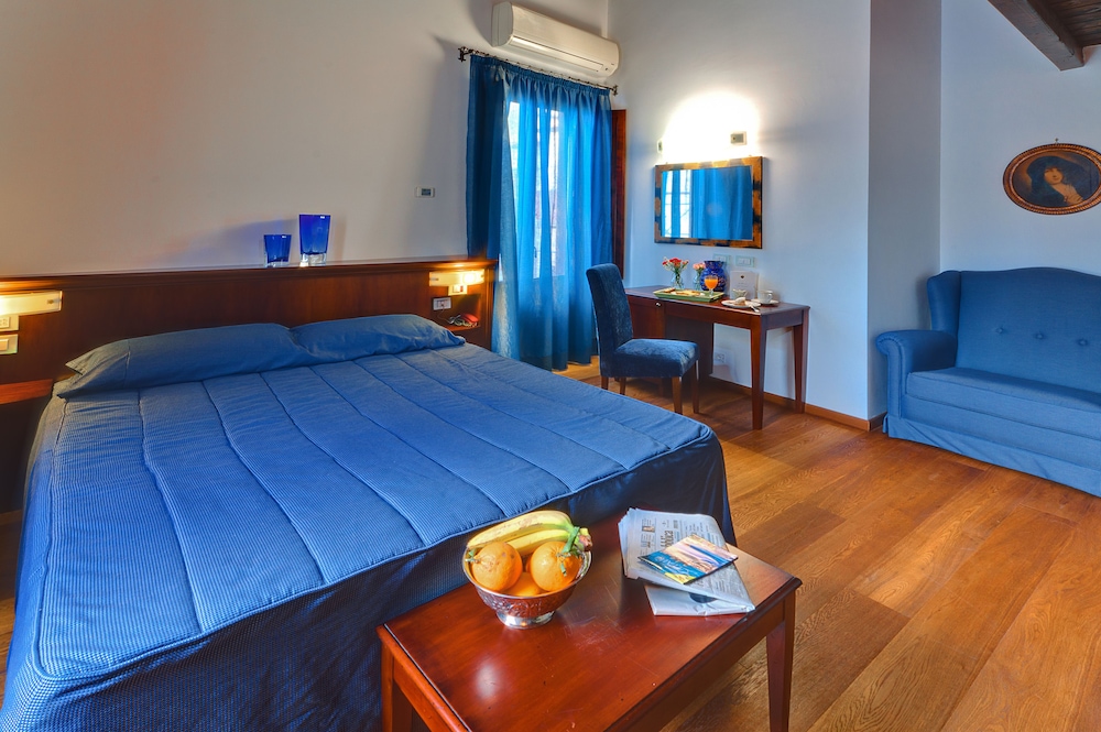 Junior Triple Room, 1 Queen Bed with Sofa bed, Private Bathroom - Photo 5