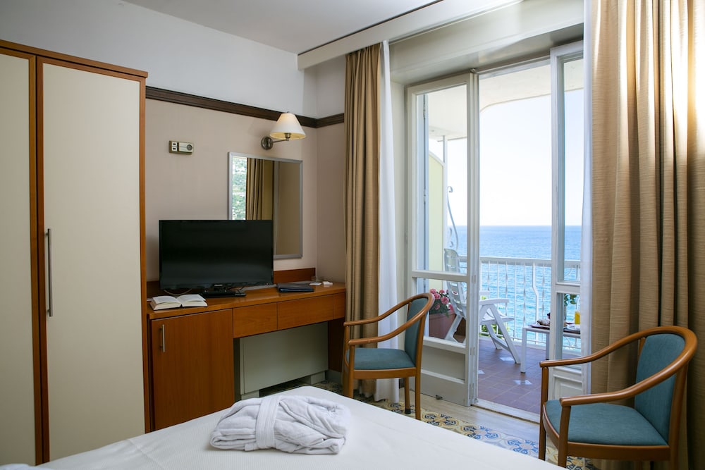 Superior Double Room, Balcony, Sea View Beach Included photo 2
