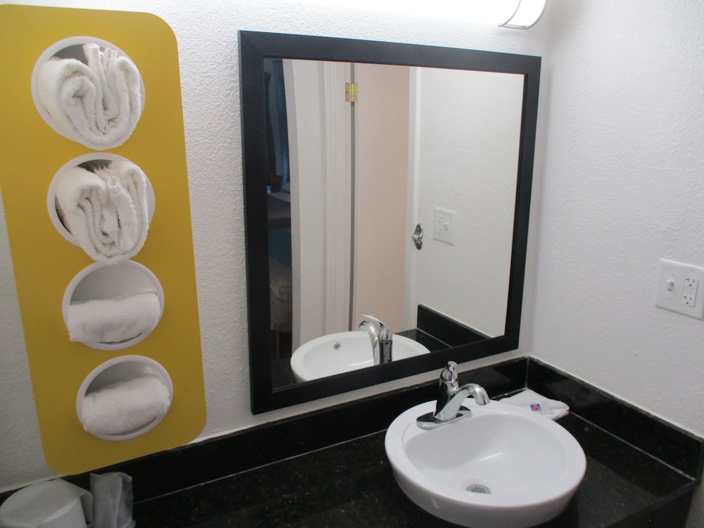 Standard Suite, 1 King Bed, Non Smoking, Refrigerator & Microwave - Photo 8