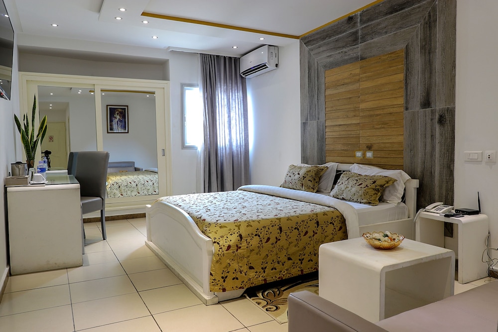Superior Room, 1 King Bed, Non Smoking, Balcony photo 3