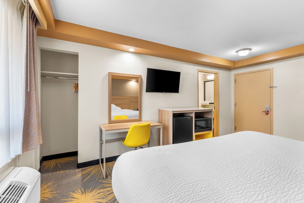 Standard Room, 1 King Bed, Non Smoking - Photo 6