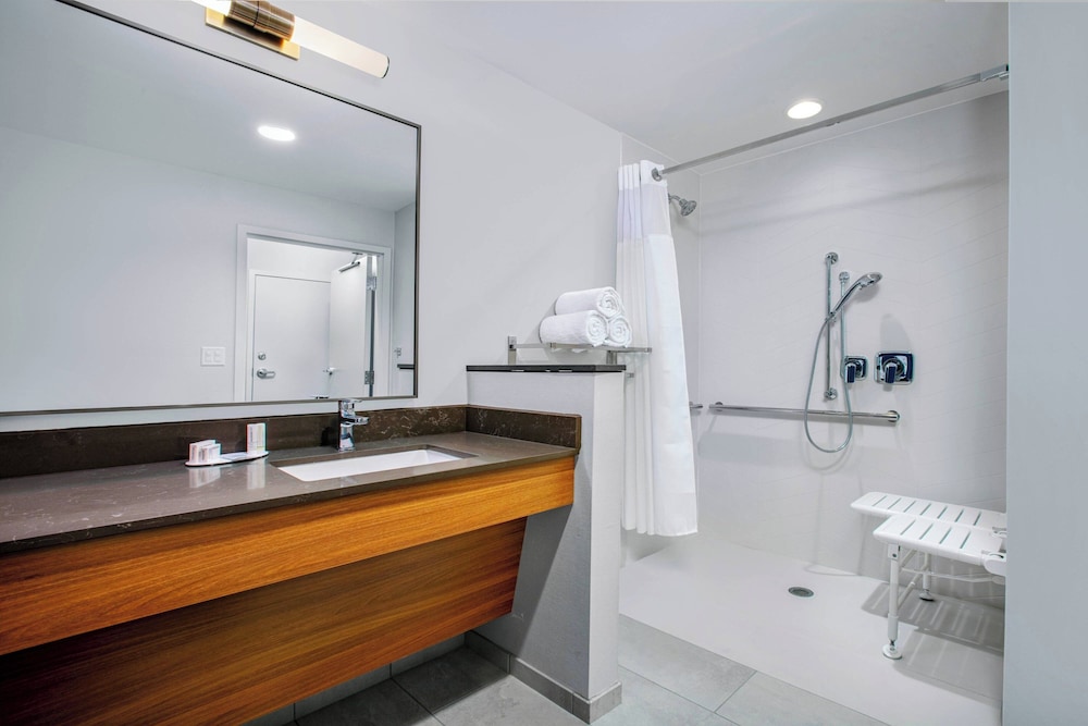 Room, 2 Queen Beds (Mobility/Hearing Accessible, Tub) - Photo 1