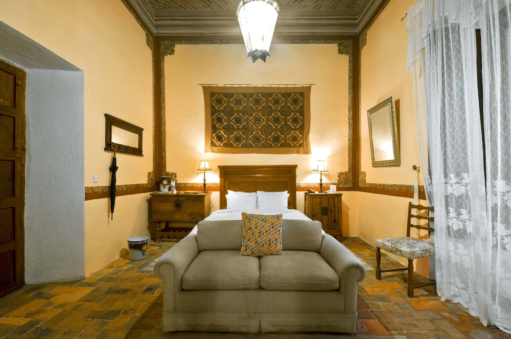 Junior Suite, 1 King Bed, Courtyard Area photo 2