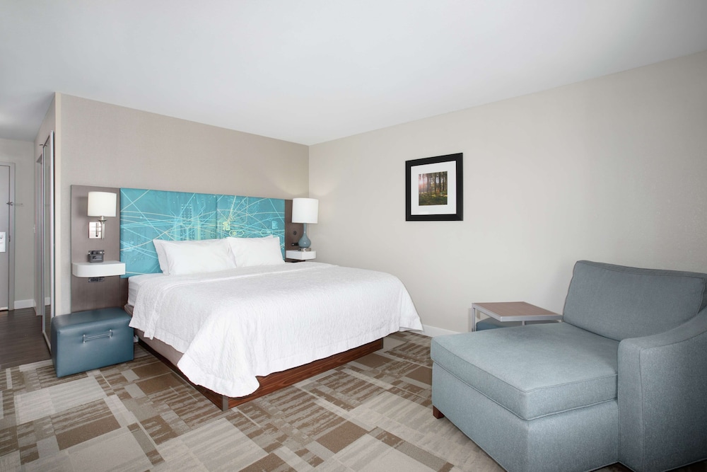 Standard room with king bed photo 1
