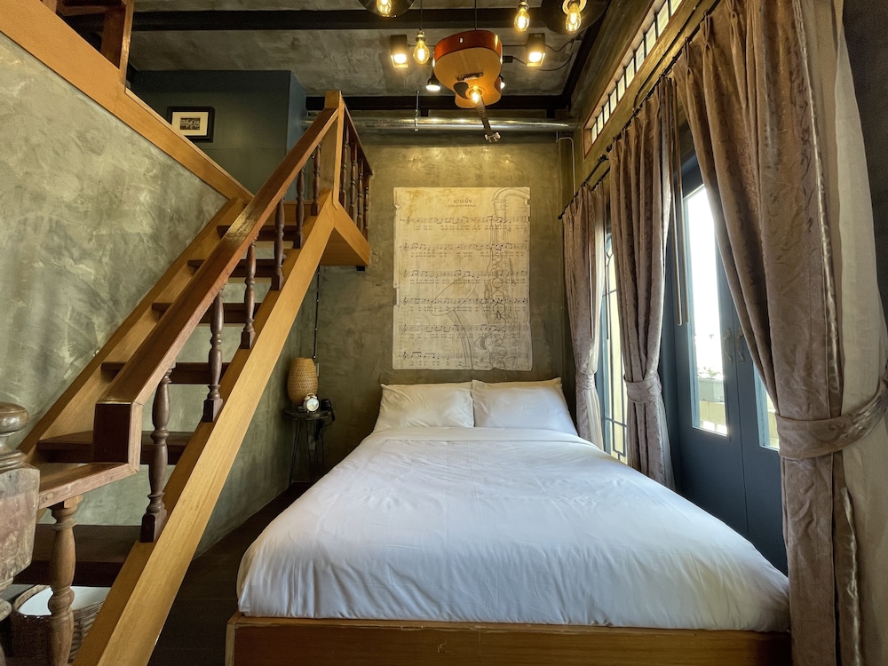 King Suite with Balcony photo 1