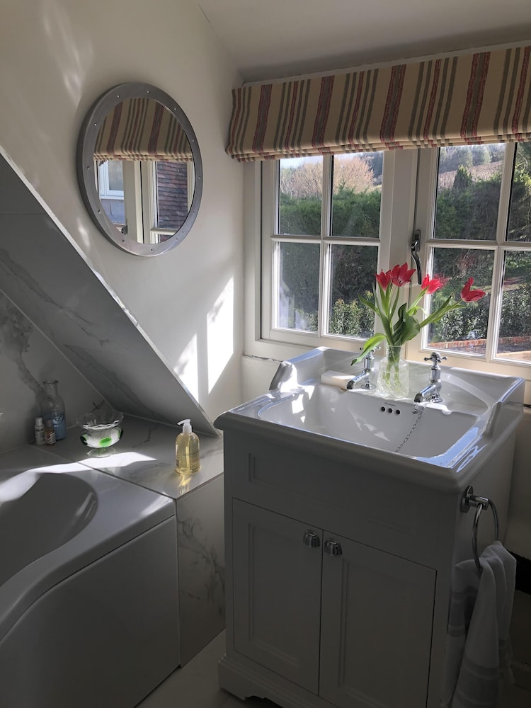 Traditional Cottage, Private Bathroom photo 2